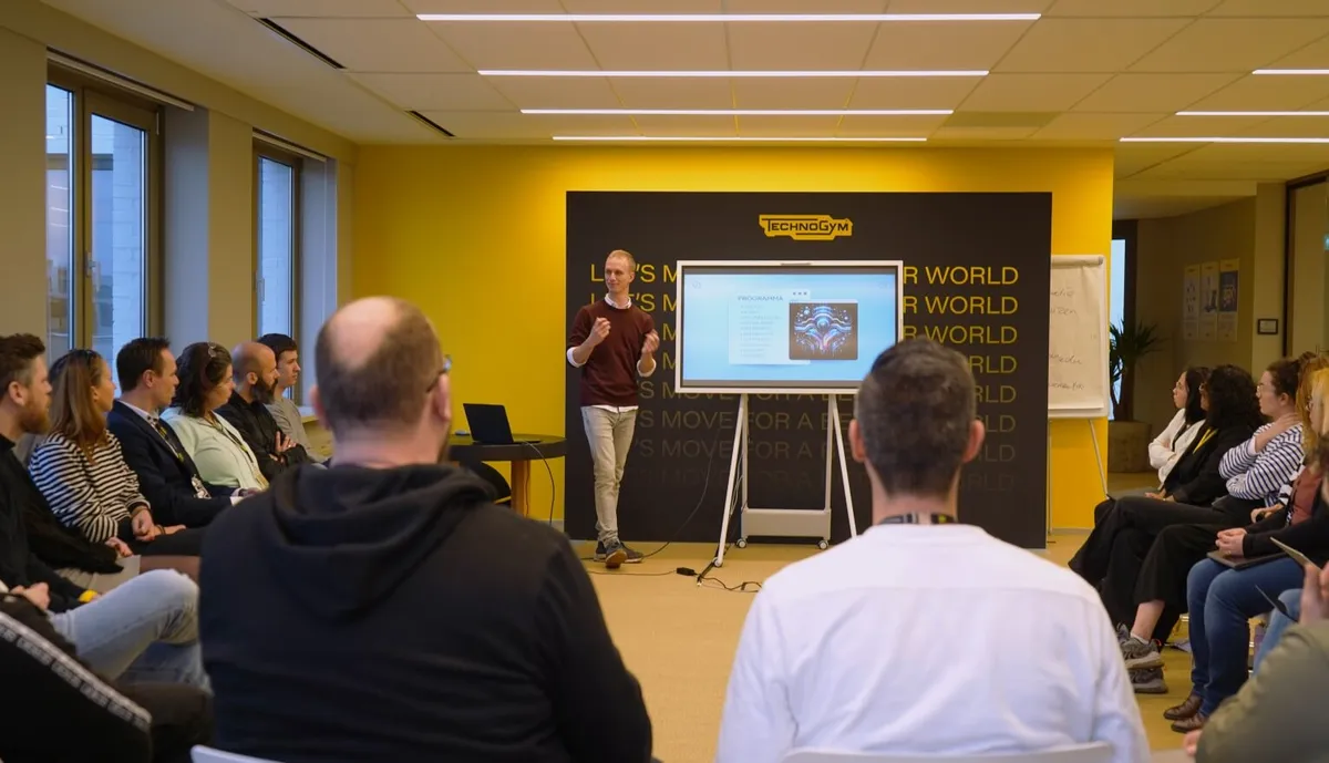 Micky van Zadelhoff voor een groep tijdens een AI-workshop bij Technogym Benelux