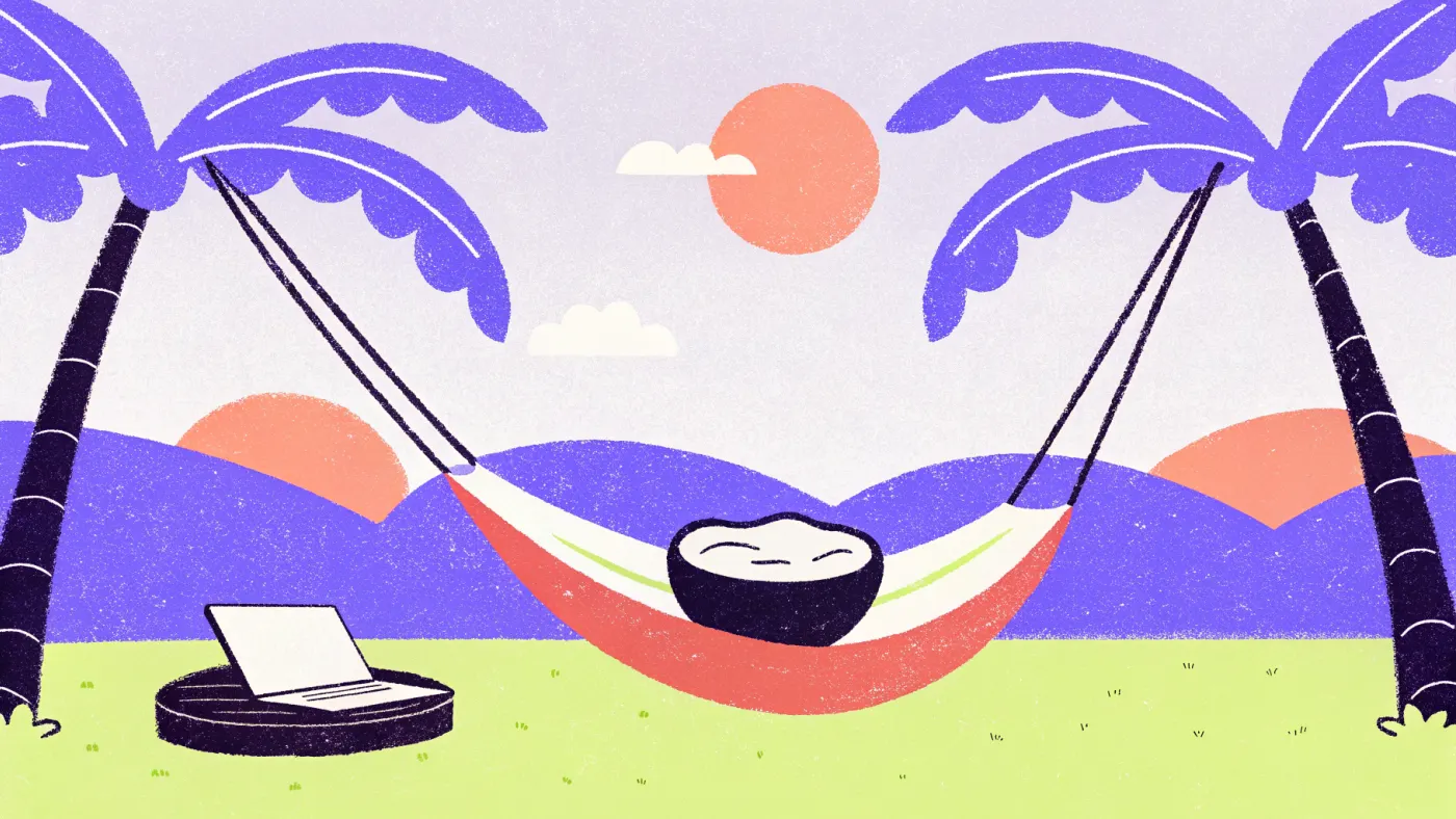 Een hangmat tussen twee palmen met een laptop op een houten dienblad ernaast
