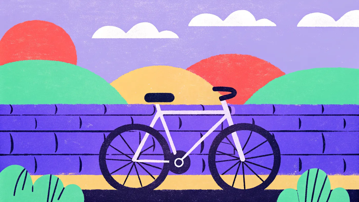 Kreuzberg en Friedrichshain: rondlopen is nog steeds de beste manier om Berlijn te leren kennen Een fiets tegen een muur vol kleurrijke graffiti in een Berlijnse straat, met een rugzak aan het stuur