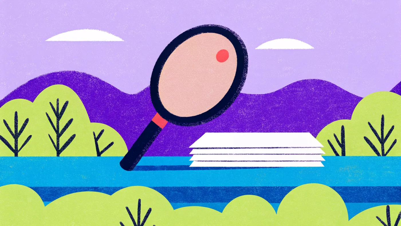 Eerst honderd ideeën, dan filteren op wat er echt gezocht wordt Een vergrootglas boven een stapel indexkaartjes met zoektermen