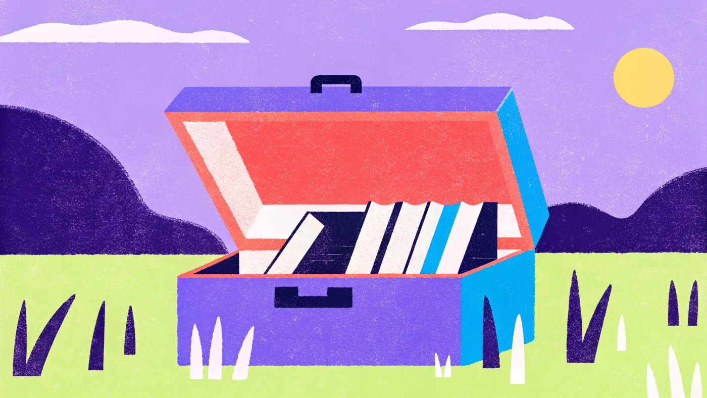 Een open koffer vol boeken met een laptop erbovenop