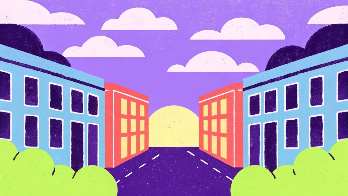 Een drukke straat met tientallen bordjes aan gevels, één bordje verlicht
