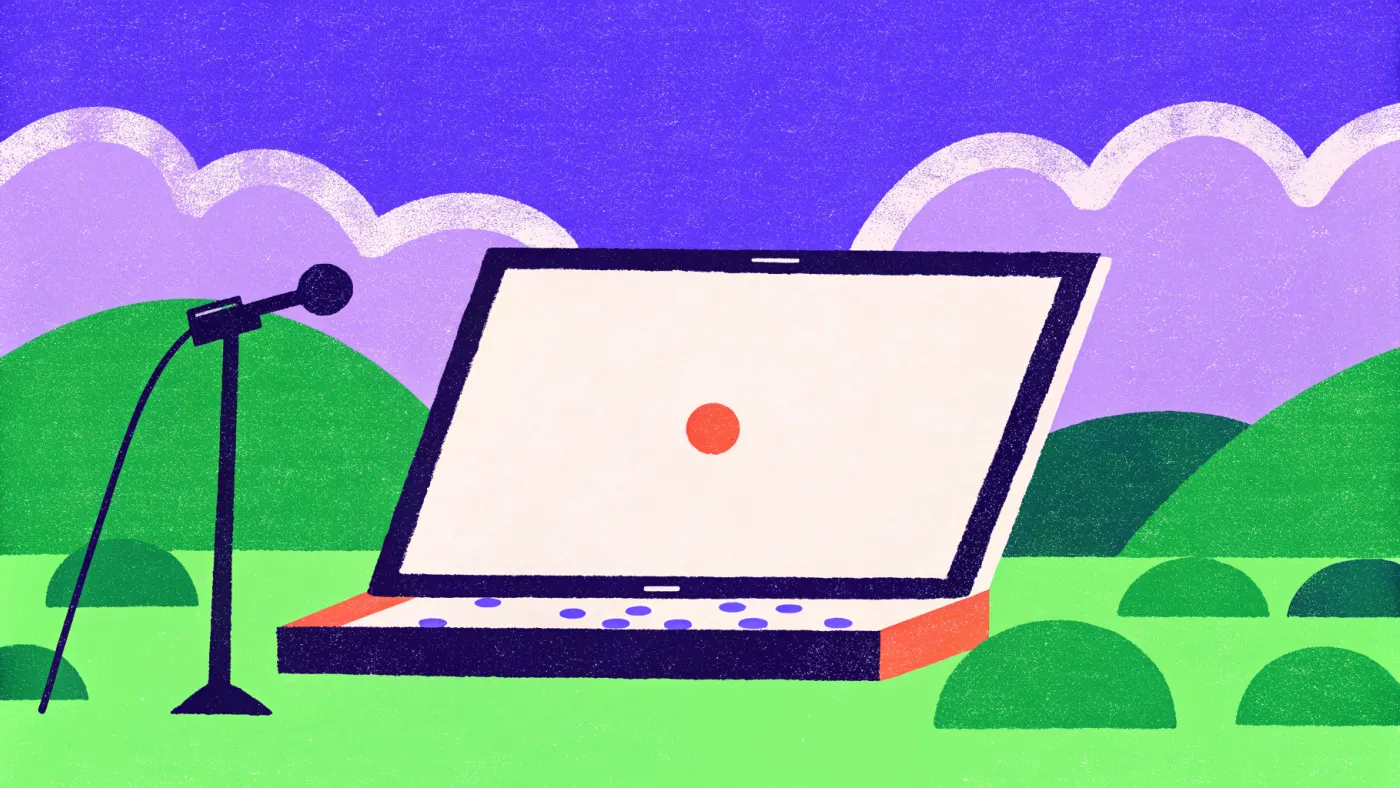 Een laptop met een opnamelampje naast een microfoon op een bureau