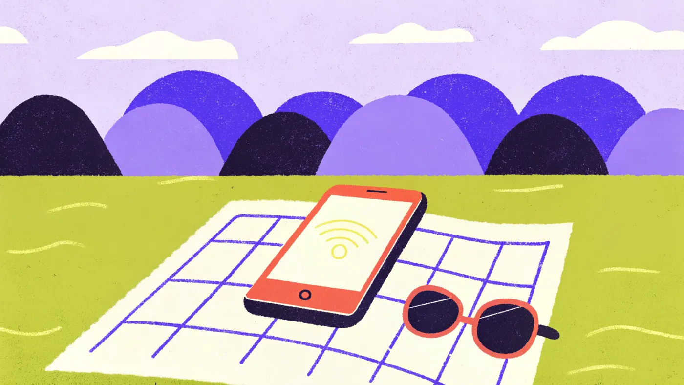 De eSIM maakte van mijn grootste irritatie een non-probleem Een smartphone met vijf streepjes bereik en een simkaart-icoon, liggend op een landkaart naast een zonnebril