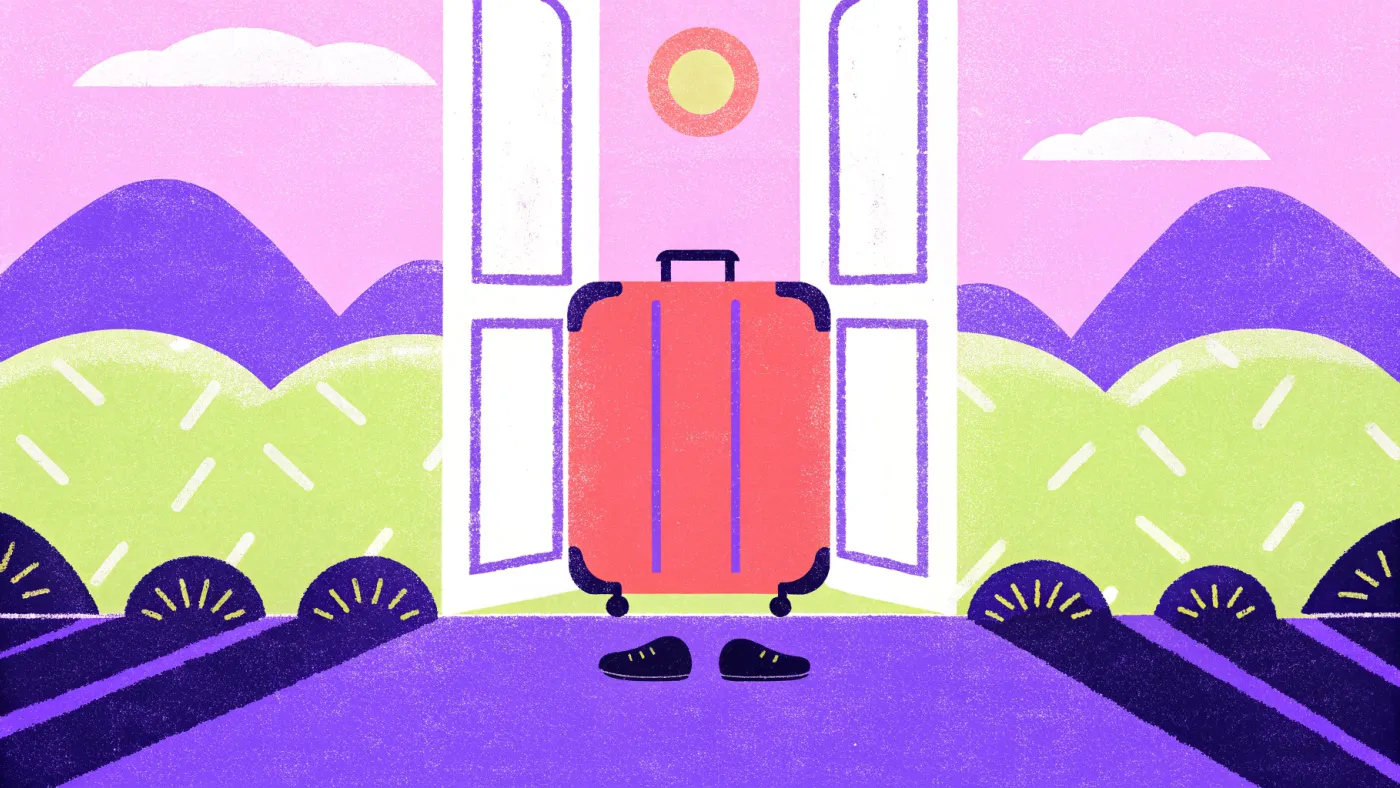 De voordeur uit is elke keer weer even slikken Een ingepakte koffer bij een open voordeur met zonlicht dat naar binnen valt, een paar schoenen ernaast