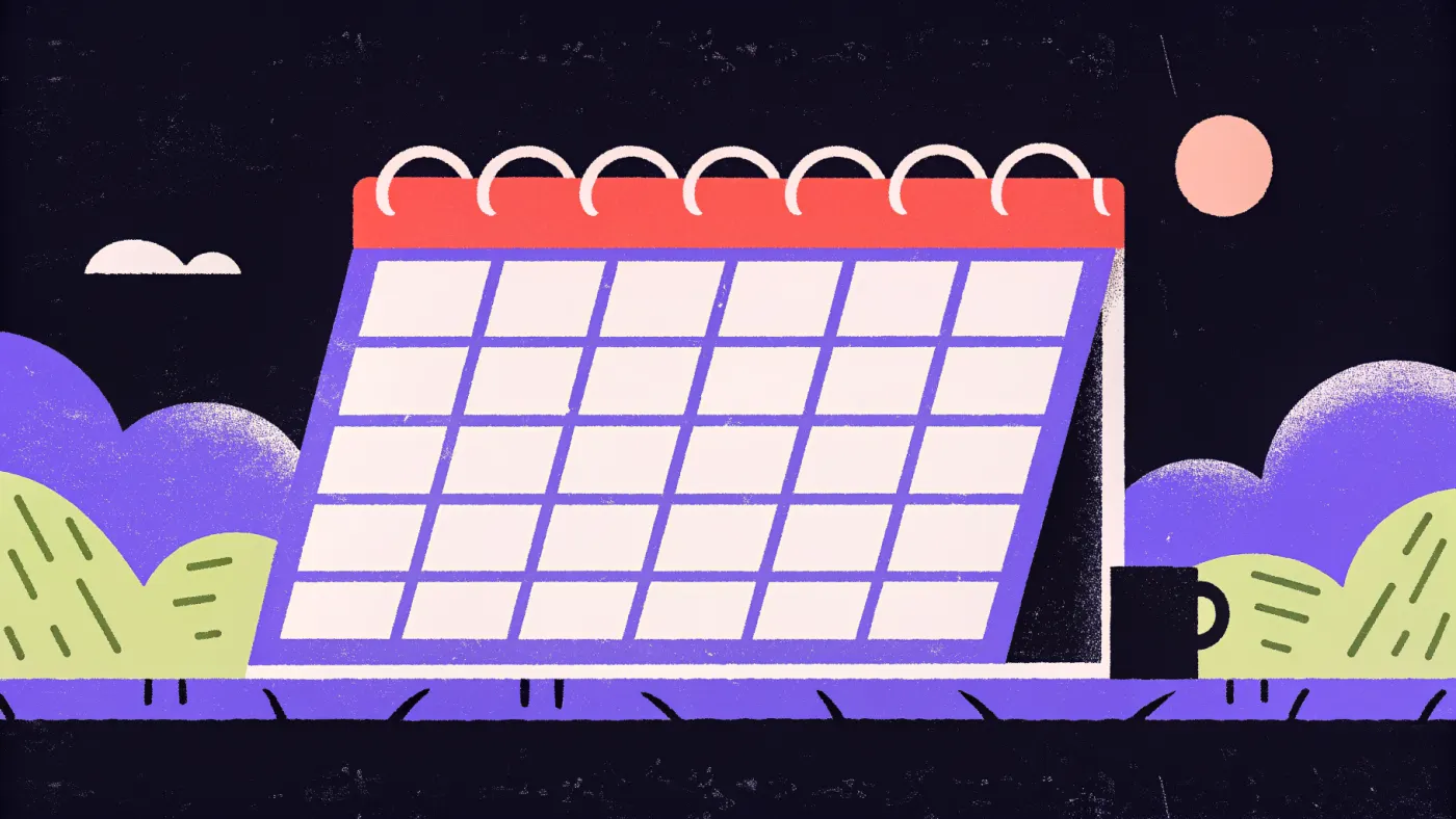 Een wandkalender met één weekdag omcirkeld en een envelop erop geprikt, een mok ernaast