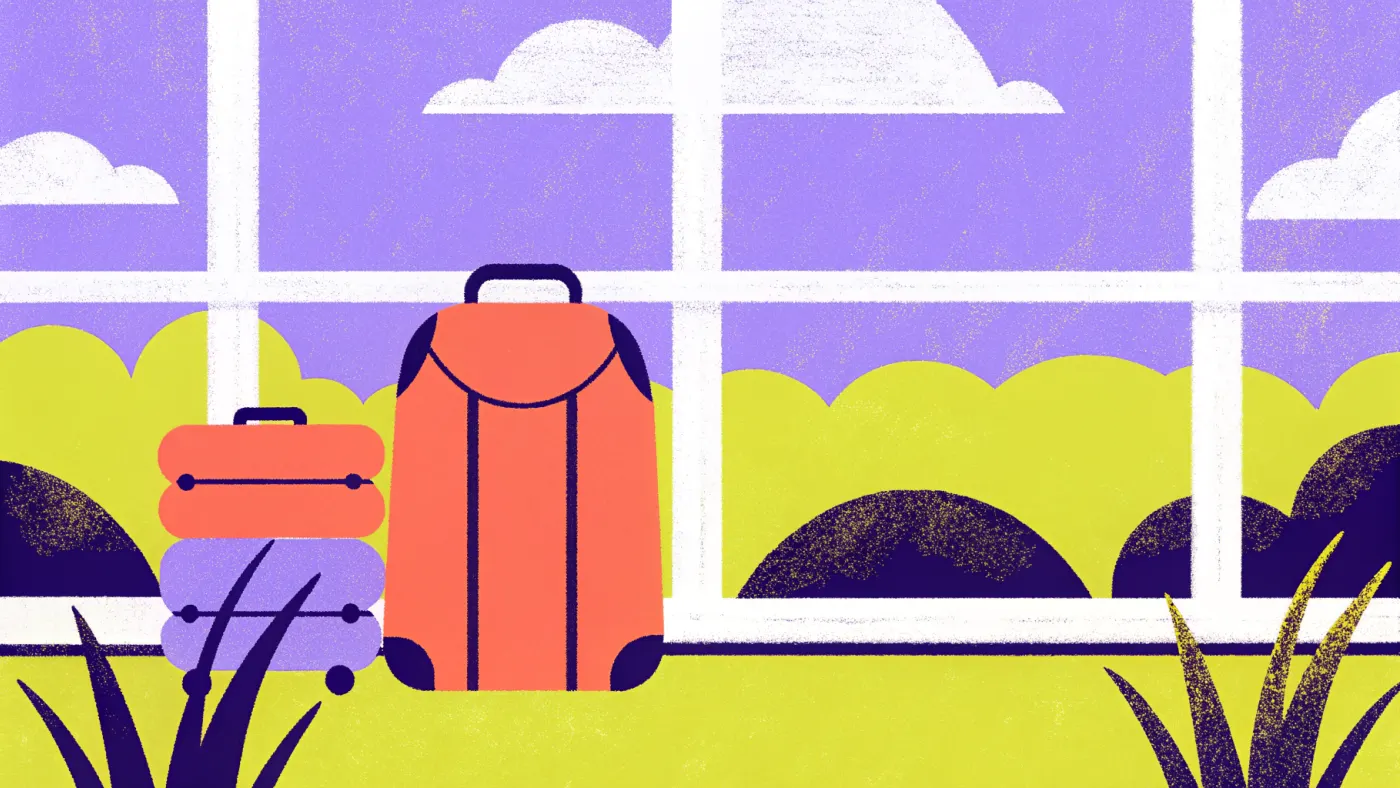 Een backpack en een rolkoffer naast elkaar bij een gate op een vliegveld