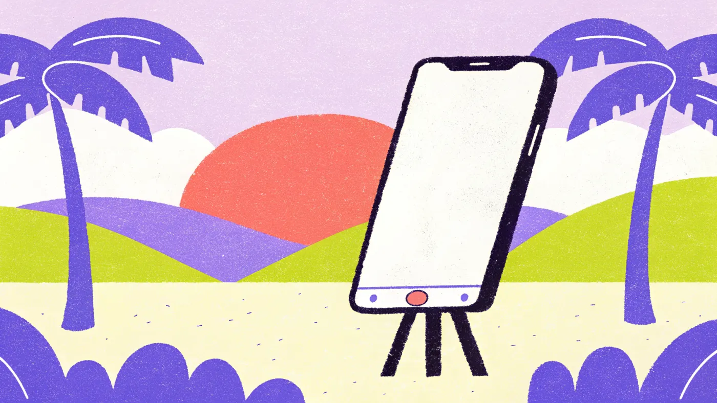 Een telefoon op een statief die een leeg strand filmt bij zonsopkomst