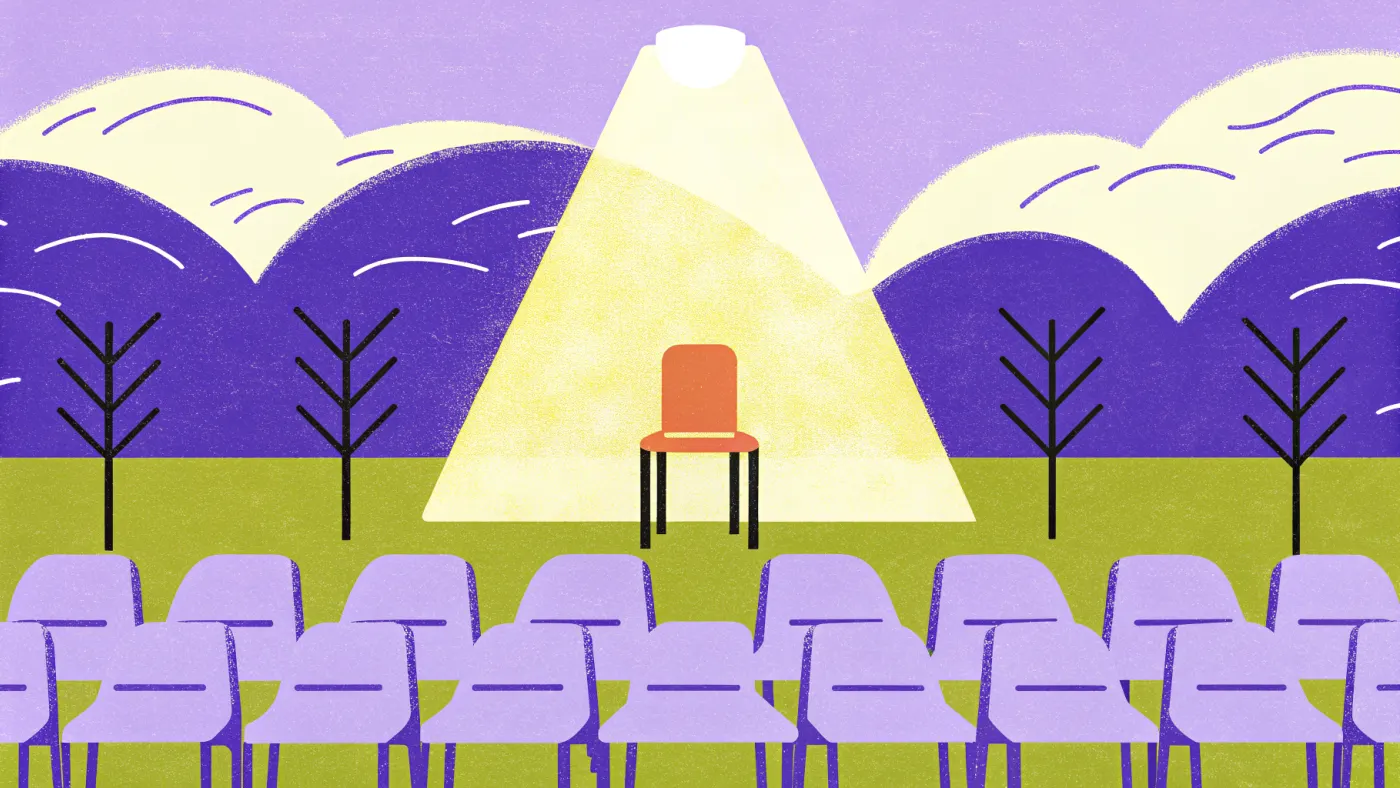 Een niche: één duidelijke plek waar jouw doelgroep je vindt Eén verlichte stoel in een donkere zaal vol lege stoelen