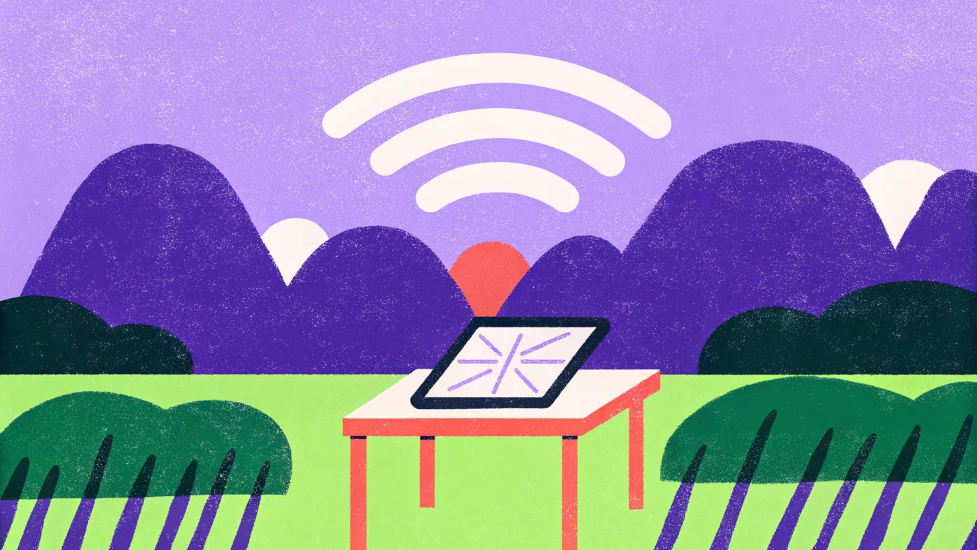 Mijn redding in 2018: een Cambodjaanse simkaart als hotspot. In 2026 is de wifi zelf een stuk beter Een telefoon met open simkaartlade naast een laptop op een bamboetafel