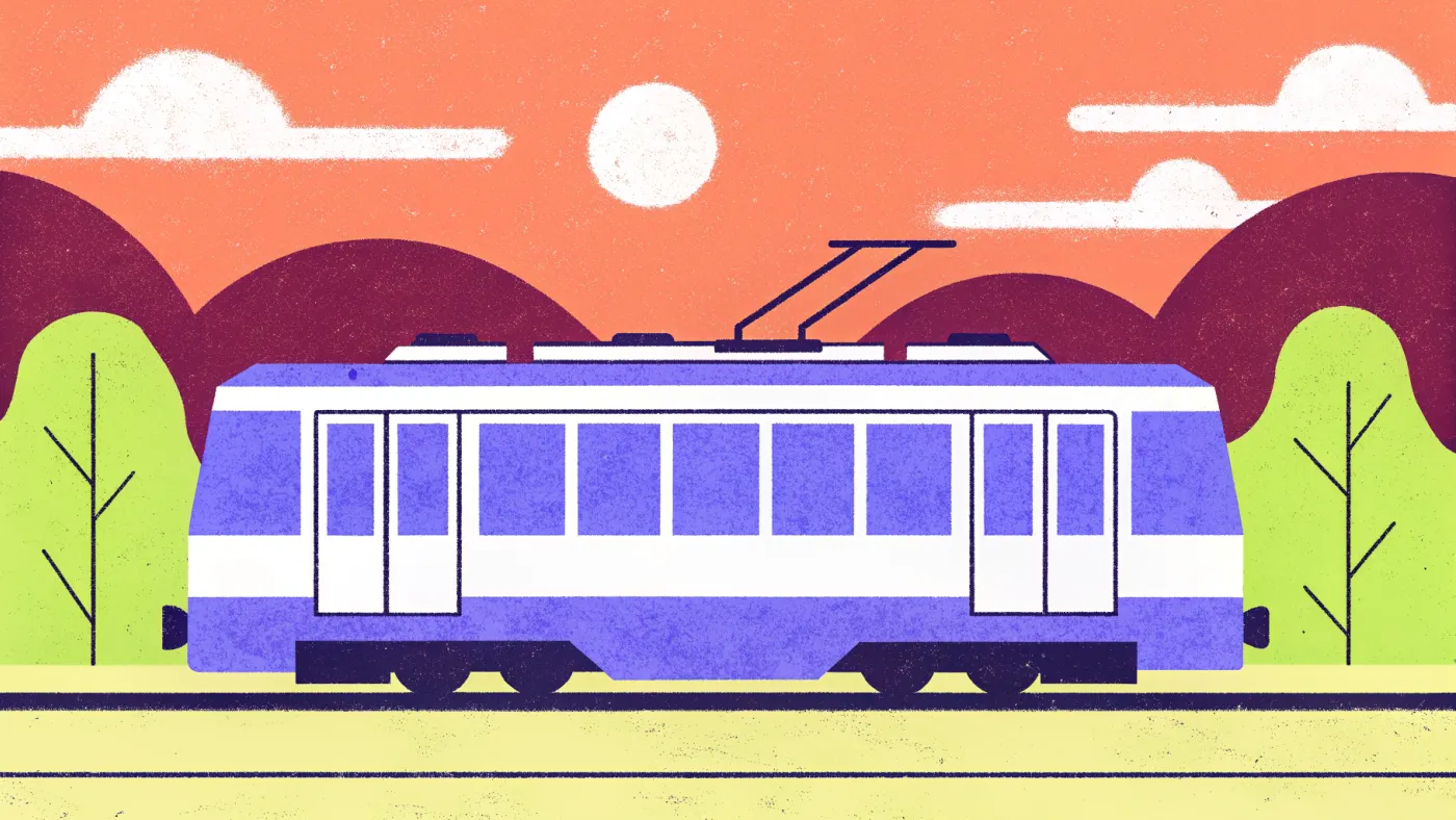 Een tramkaartje van 60 minuten kost in Krakau 8 zloty, nog geen twee euro Een blauw-witte tram bij een halte in een oude straat, met een papieren kaartje en een muntje op de bank van de halte