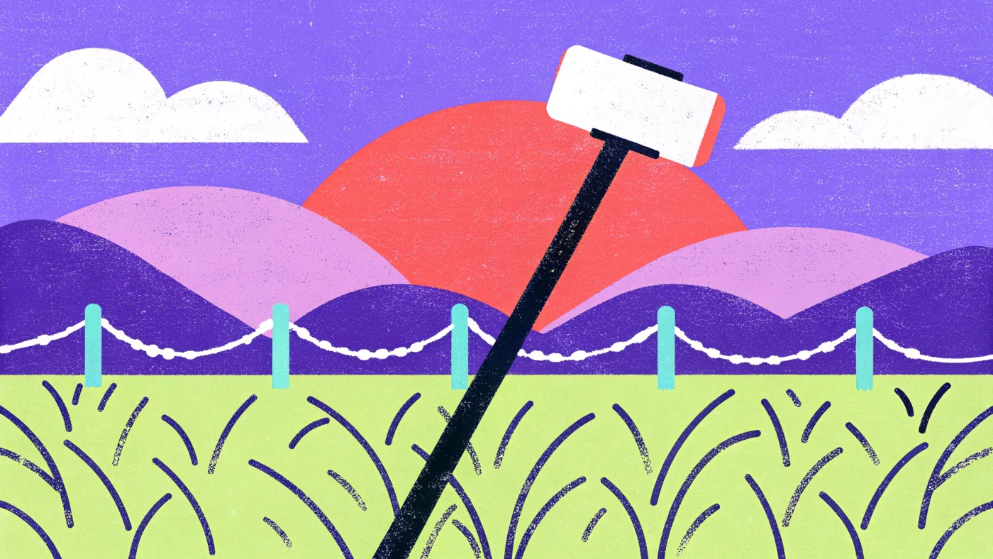 Het uitkijkpunt uit de video: dezelfde foto, duizend keer per dag Een selfiestick en een afzetkoord voor een uitkijkpunt