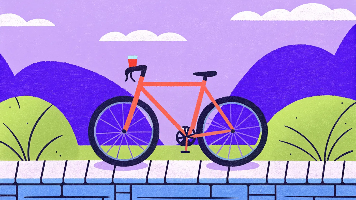 Een maand fietsen door Turkije: overal thee, nergens een rekening Een Turks theeglaasje op een schoteltje op een stoep, met een fiets ertegenaan