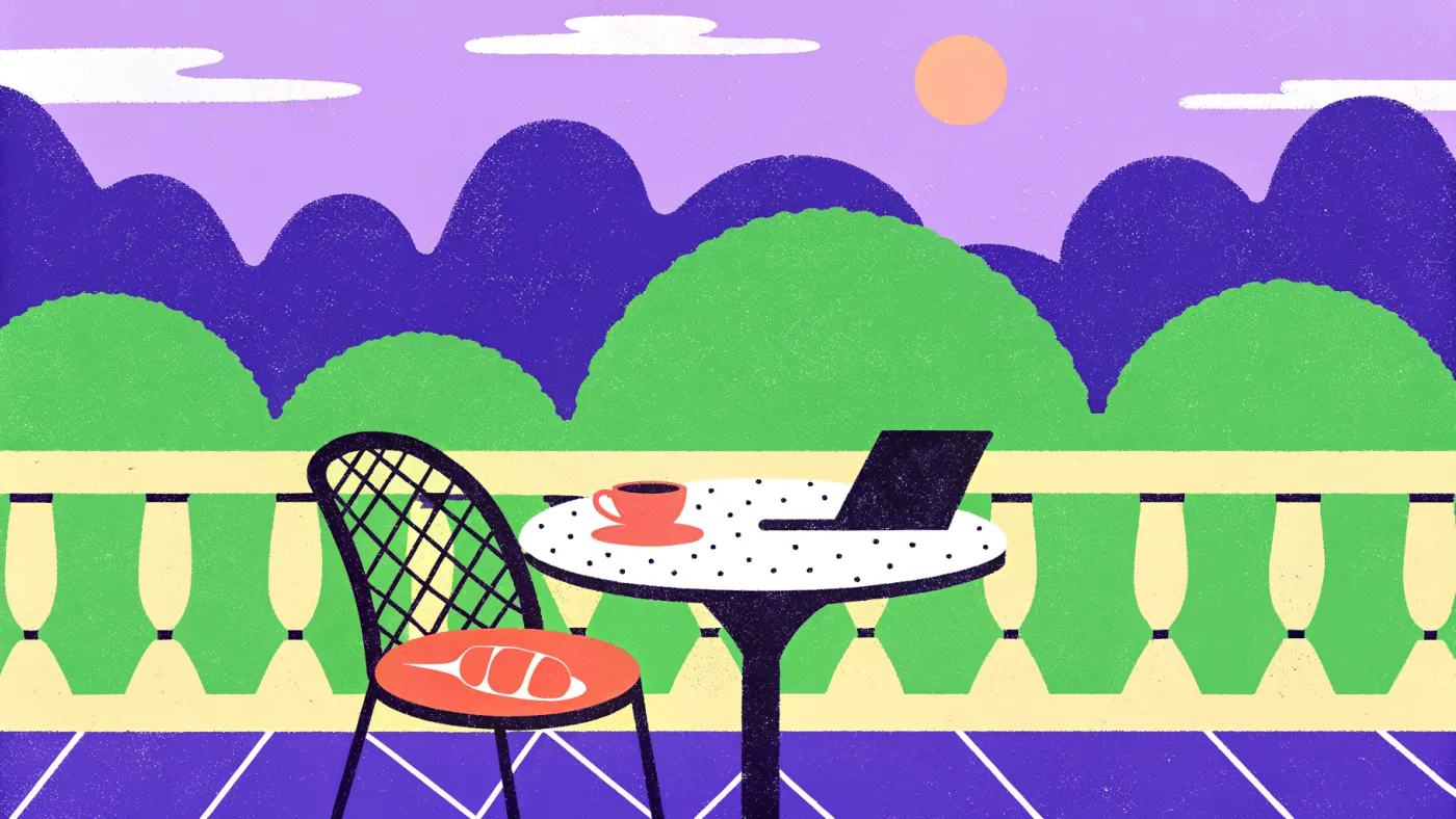 Parijs werkt het fijnst vanaf een terrasje, als je er een vindt met een stopcontact Een marmeren bistrotafel op een Parijs terras met laptop, croissant en espresso