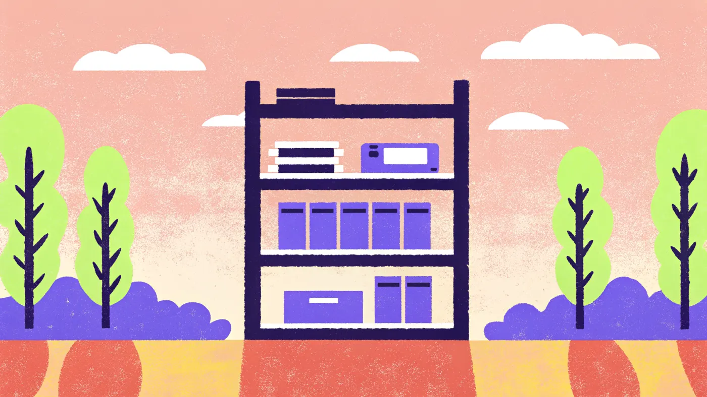Je eerste magazijn is een kast; regel je verzending voordat de eerste bestelling binnenkomt Een kleine magazijnstelling thuis met netjes gestapelde dozen, een rol tape en een labelprinter