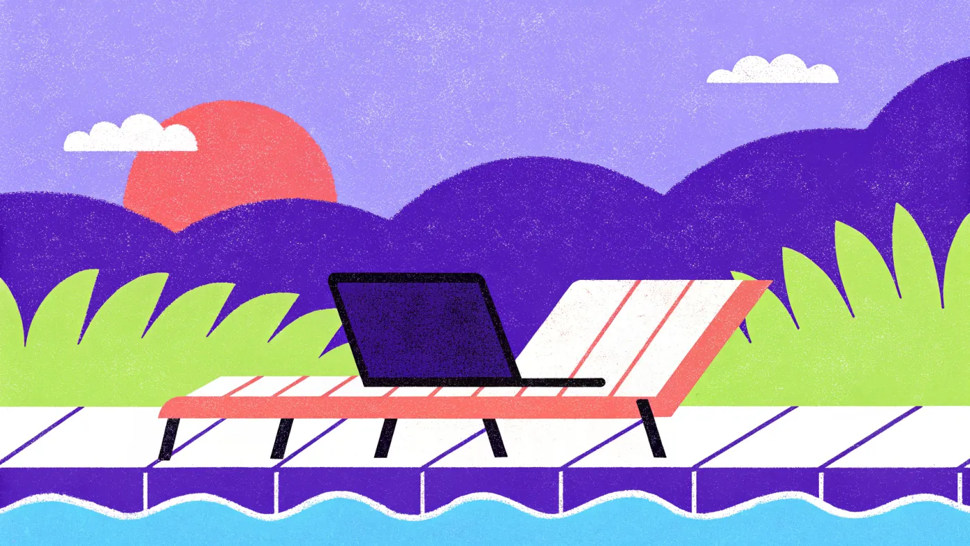 Een laptop op een ligbed naast een zwembad, met bergen op de achtergrond